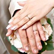 指輪を左手に付けてるイメージ写真